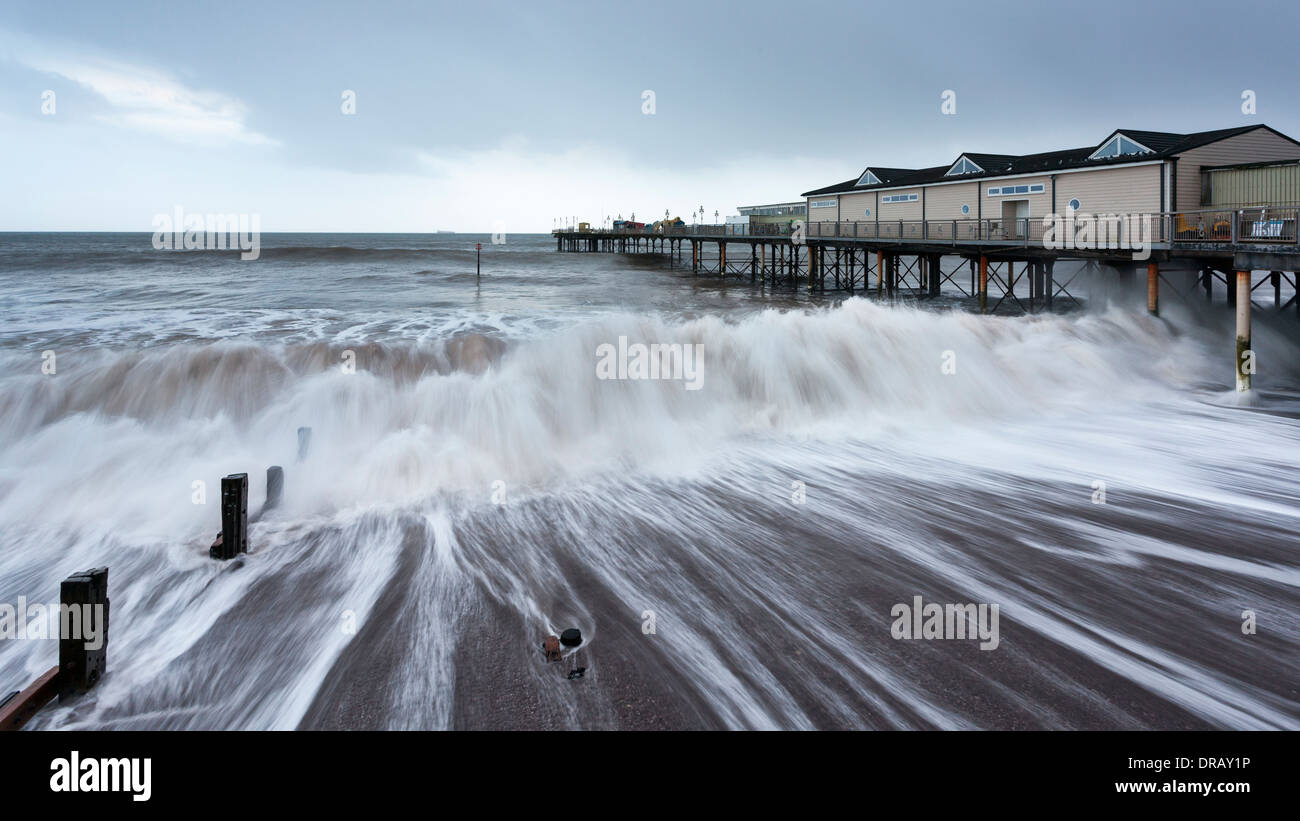 Onde che si infrangono in alto mare a Teignmouth Pier, Devon Foto Stock