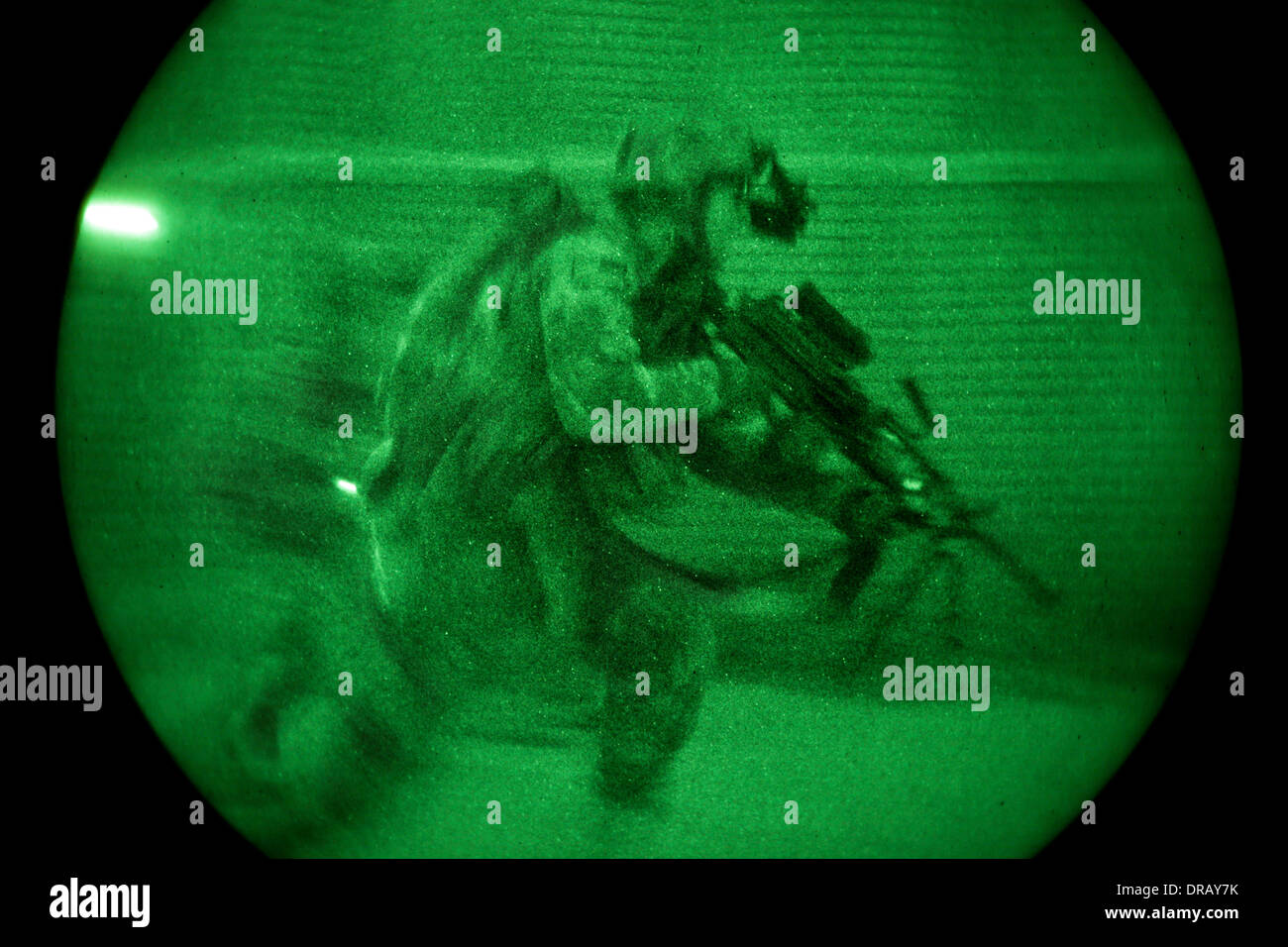 Stati Uniti Soldato dell'esercito visto attraverso Night vision googles durante close quarters precisione di tiro formazione, Afghanistan Foto Stock