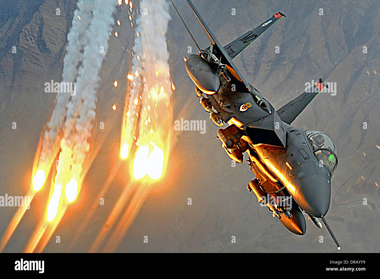 Un F-15E Strike Eagle lancia esche di calore durante una stretta-aria-missione di supporto su Afghanistan Foto Stock