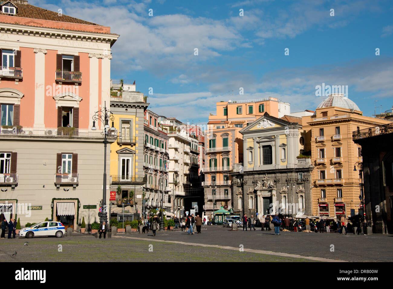 L'Italia, Napoli (Napoli). Vista del centro storico dalla Plazza Plebiscito, Gambrinus cafe (in basso a sinistra). Foto Stock