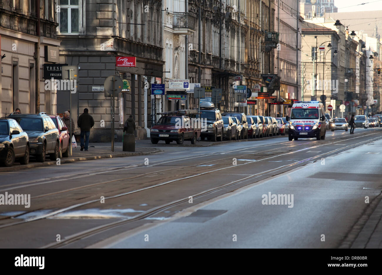Accelerazione dei processi di ambulanza per le strade di Cracovia in Polonia Foto Stock