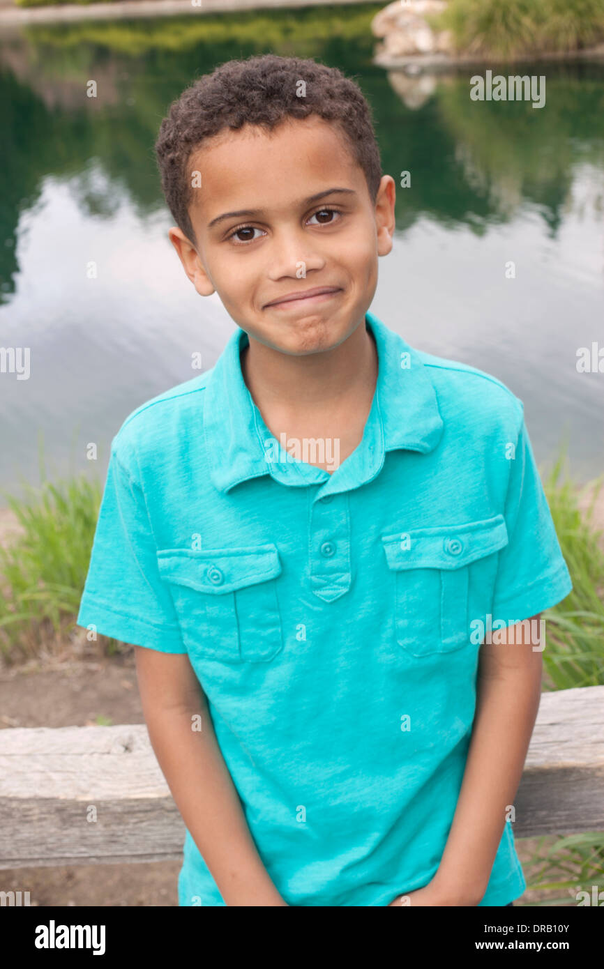 Ritratto di un ragazzo che sorride di fronte fiume Foto Stock