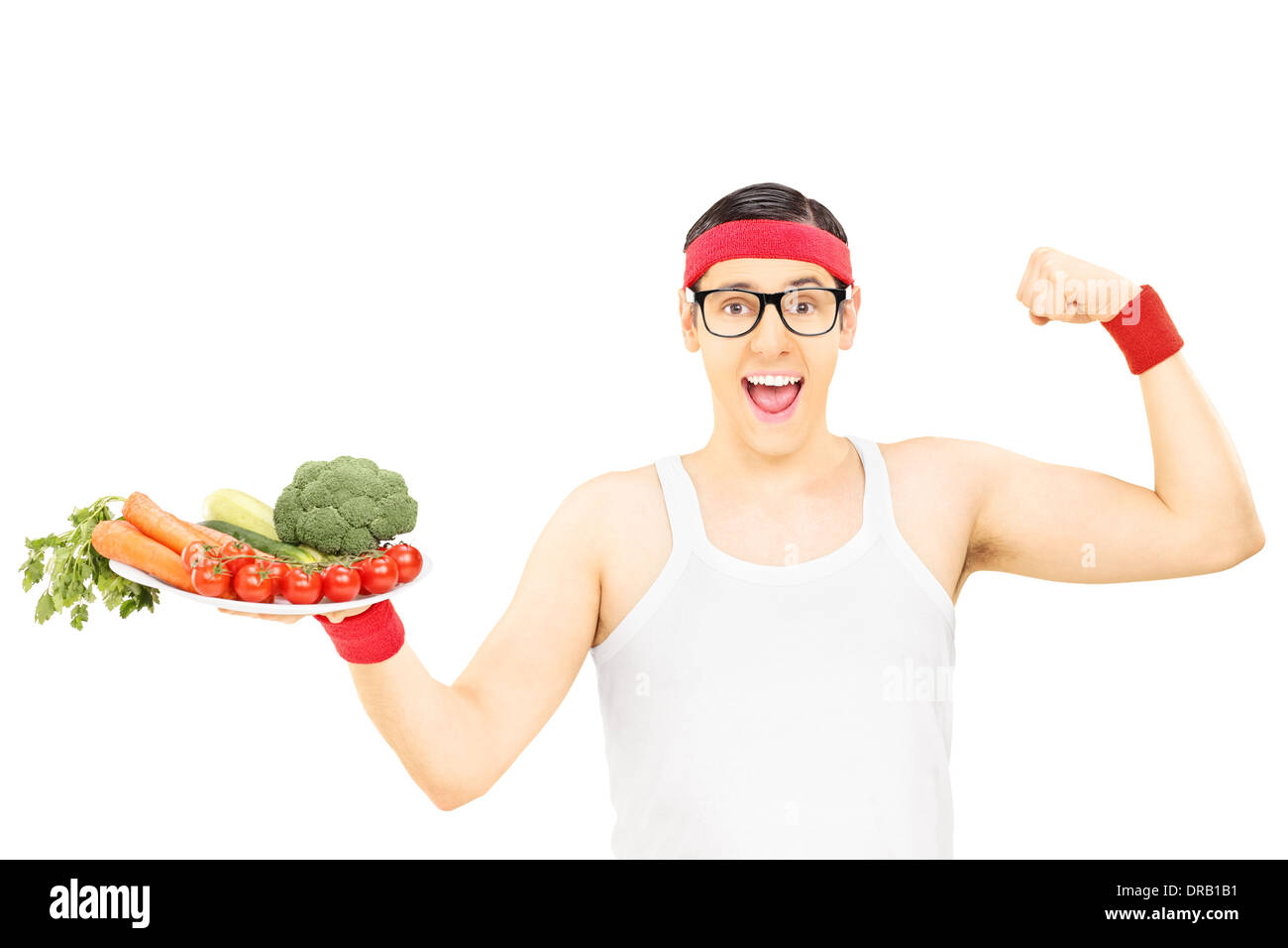 Da stupidi guy tenendo la piastra con verdure e mostrando il muscolo Foto Stock