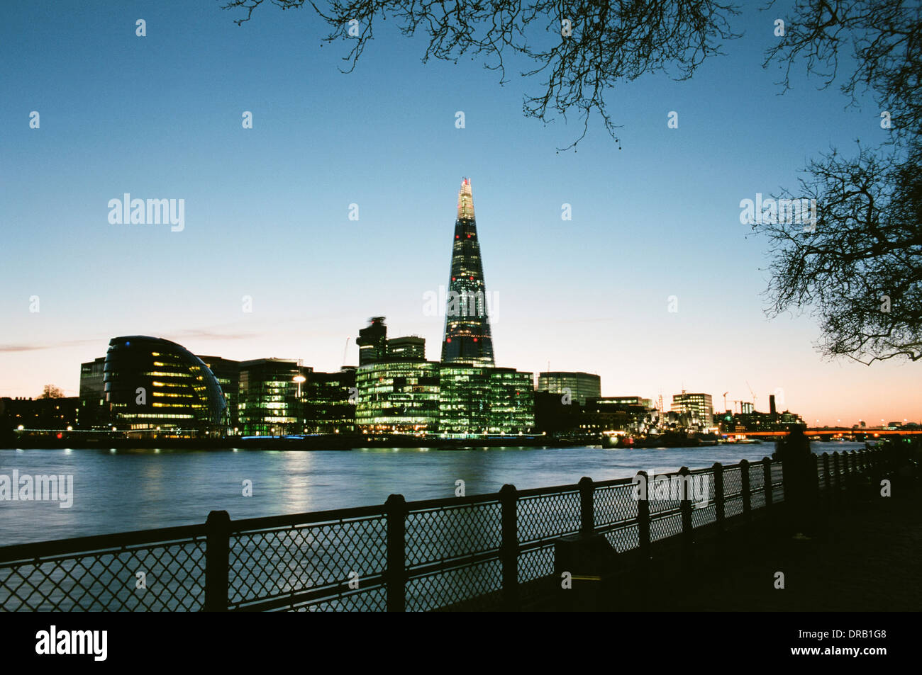 Lo Shard e gli edifici circostanti al tramonto, vista dalla North Bank of the River Thames, Londra UK Foto Stock