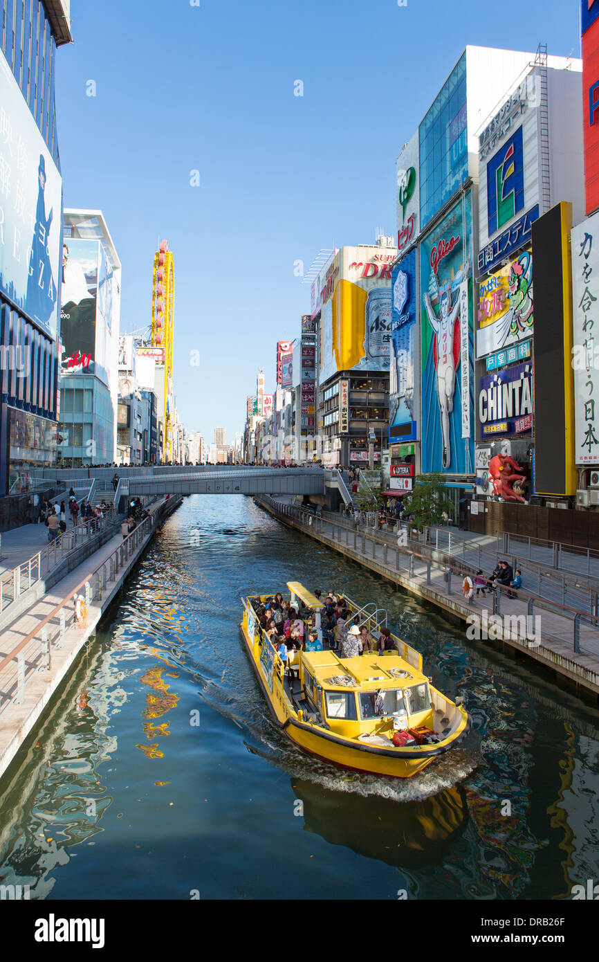 Imbarcazione turistica su Dotonbori, Osaka, Giappone Foto Stock