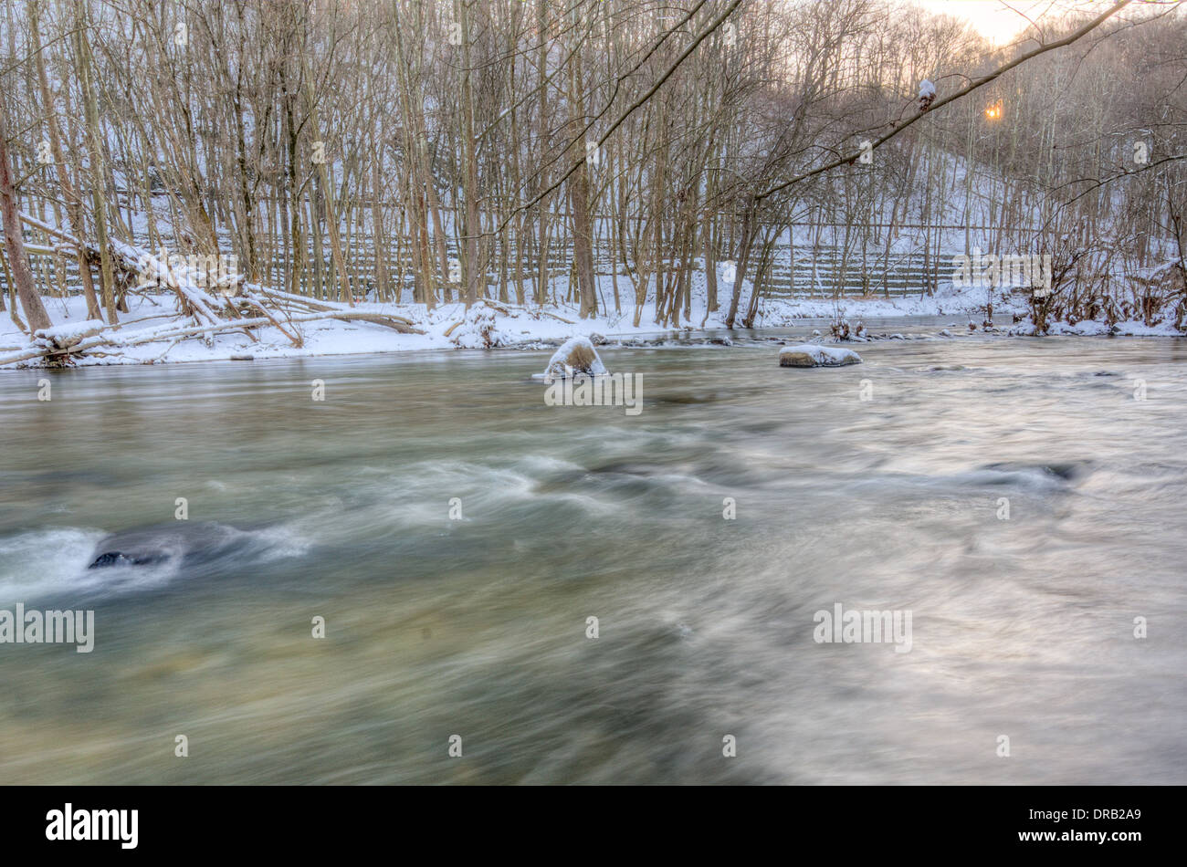 Il fiume Patapsco Patapsco nel parco dello stato dopo un inizio di caduta di neve Foto Stock