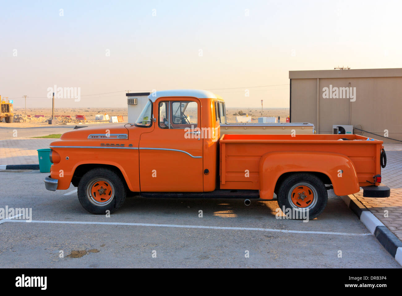 Ben mantenuto Dodge storico pickup truck sul display Al Zubara Fort vecchio nel deserto Qatar Foto Stock