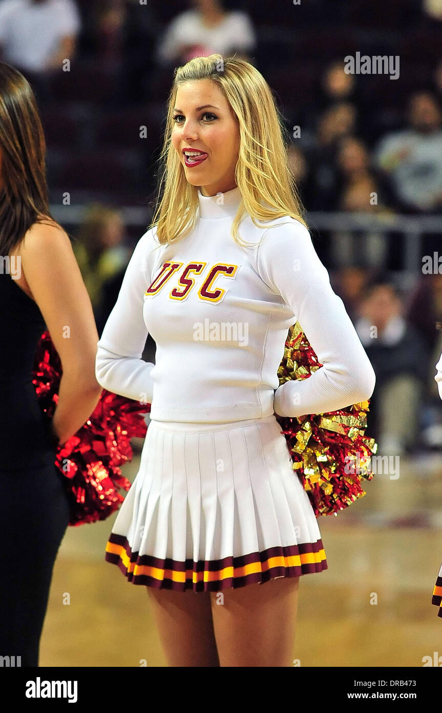 Los Angeles, CA, Stati Uniti d'America. Il 22 gennaio, 2014. USC Trojans Cheerleader durante il college basketball gioco tra la California Golden Bears e l'USC Trojans al Galen Center di Los Angeles, California.Louis Lopez/CSM/Alamy Live News Foto Stock