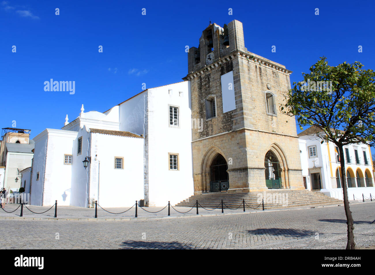 Se la chiesa nella parte vecchia di Faro, in Algarve, PORTOGALLO Foto Stock