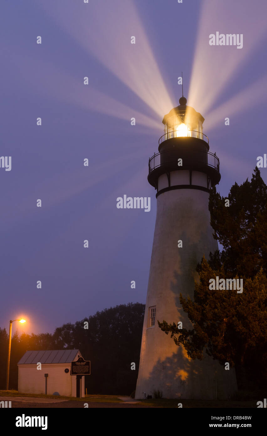 I fasci di luce brillare attraverso la nebbia durante la mattina presto a Amelia Island Lighthouse in Fernandina Beach, Florida. Foto Stock