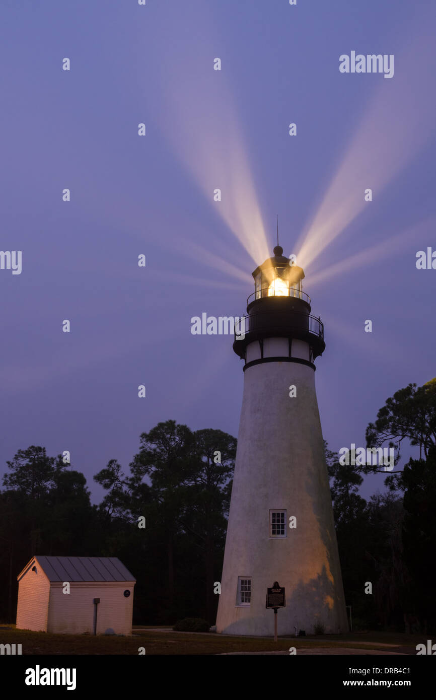 I fasci di luce brillare attraverso la nebbia durante la mattina presto a Amelia Island Lighthouse in Fernandina Beach, Florida. Foto Stock