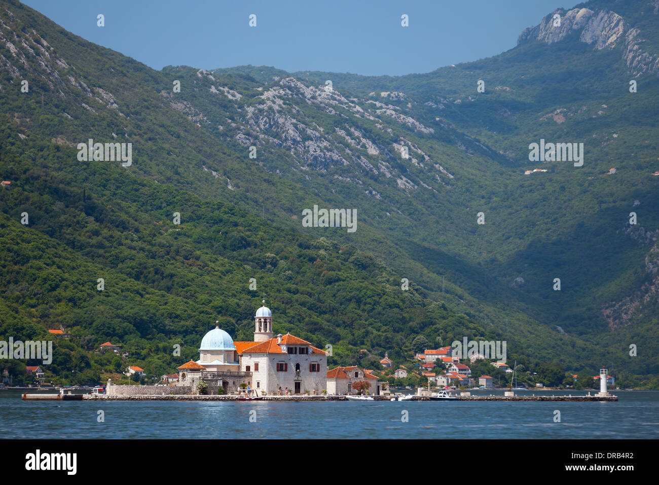 Baia di Kotor. Piccola chiesa sulla isola di Nostra Signora delle rocce Foto Stock