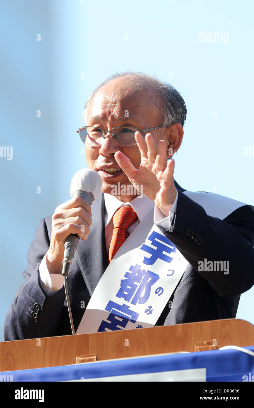 Tokyo, Giappone. 23 gen 3014. Kenji Utsunomiya risolve un rally nella sua kick-off della campagna per il 9 febbraio gubernatorial elezione in Tokyo Shinjuku giovedì, 23 gennaio. Supportato da giapponese Partito comunista e il partito socialdemocratico, il 67-anno-vecchio ex capo della Federazione Giapponese delle Associazioni dei Giuristi è uno dei quattro principali candidati in lizza per la carica di una megalopoli con 130 milioni di persone e quasi 13 trilioni di yen bilancio annuale. Credito: AFLO/Alamy Live News Foto Stock