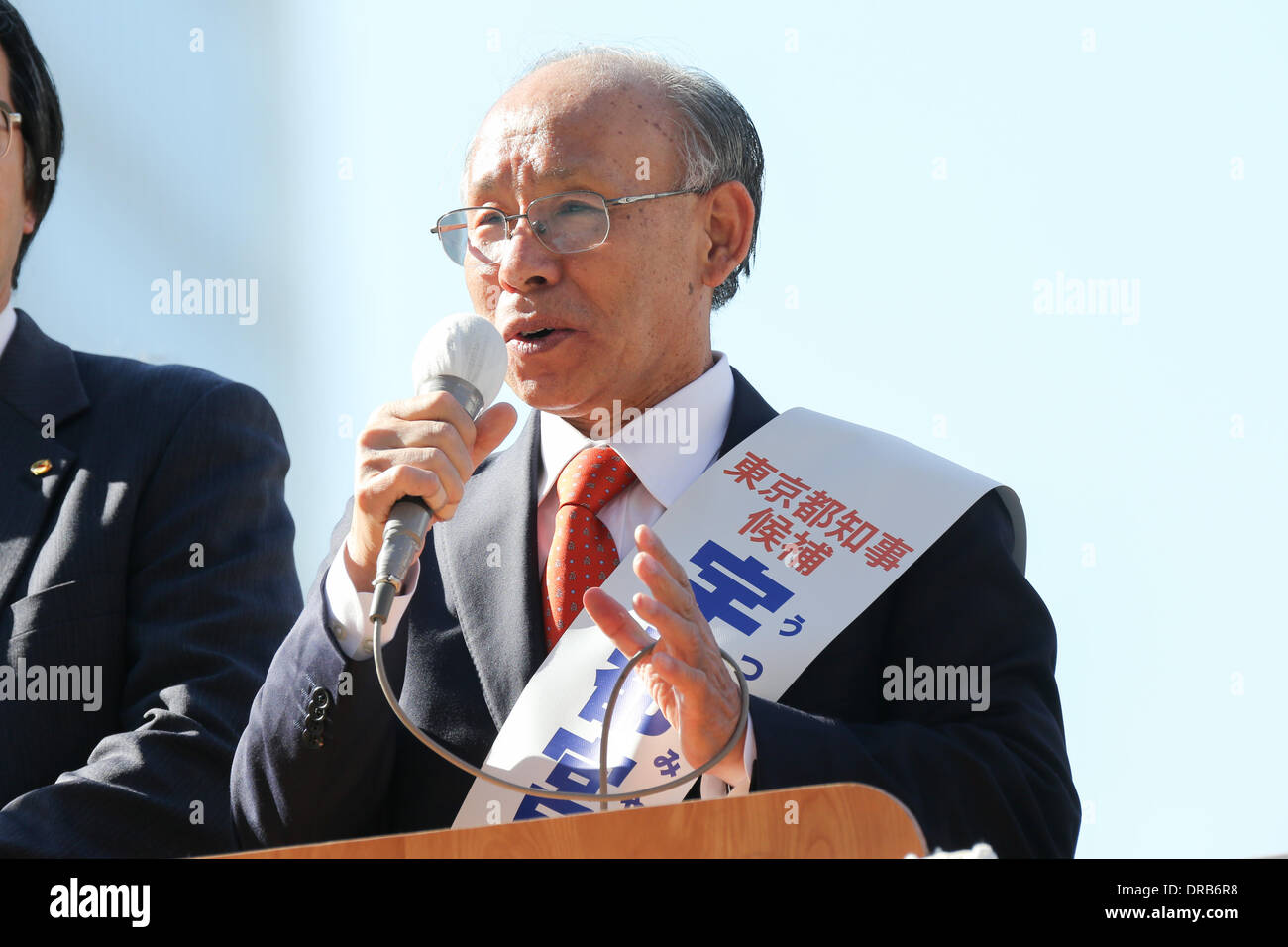 Tokyo, Giappone. 23 gen 3014. Kenji Utsunomiya risolve un rally nella sua kick-off della campagna per il 9 febbraio gubernatorial elezione in Tokyo Shinjuku giovedì, 23 gennaio. Supportato da giapponese Partito comunista e il partito socialdemocratico, il 67-anno-vecchio ex capo della Federazione Giapponese delle Associazioni dei Giuristi è uno dei quattro principali candidati in lizza per la carica di una megalopoli con 130 milioni di persone e quasi 13 trilioni di yen bilancio annuale. Credito: AFLO/Alamy Live News Foto Stock
