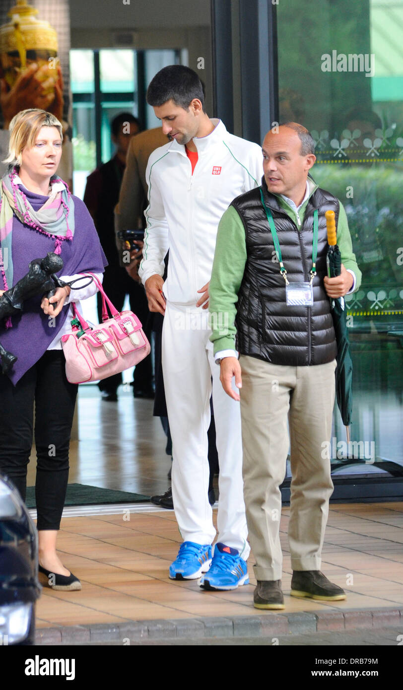 Novak Djokovic lasciando All England Tennis Club dopo la sua semi-finale sconfitta a Roger Federer durante il 2012 campionati di Wimbledon di Londra, Inghilterra - 06.07.12 Foto Stock