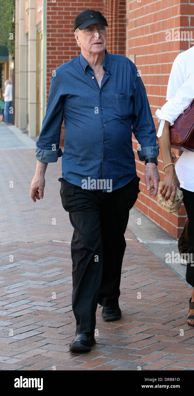 Michael Caine lascia un ospedale in Beverly Hills Los Angeles, California - 06.07.12 Foto Stock