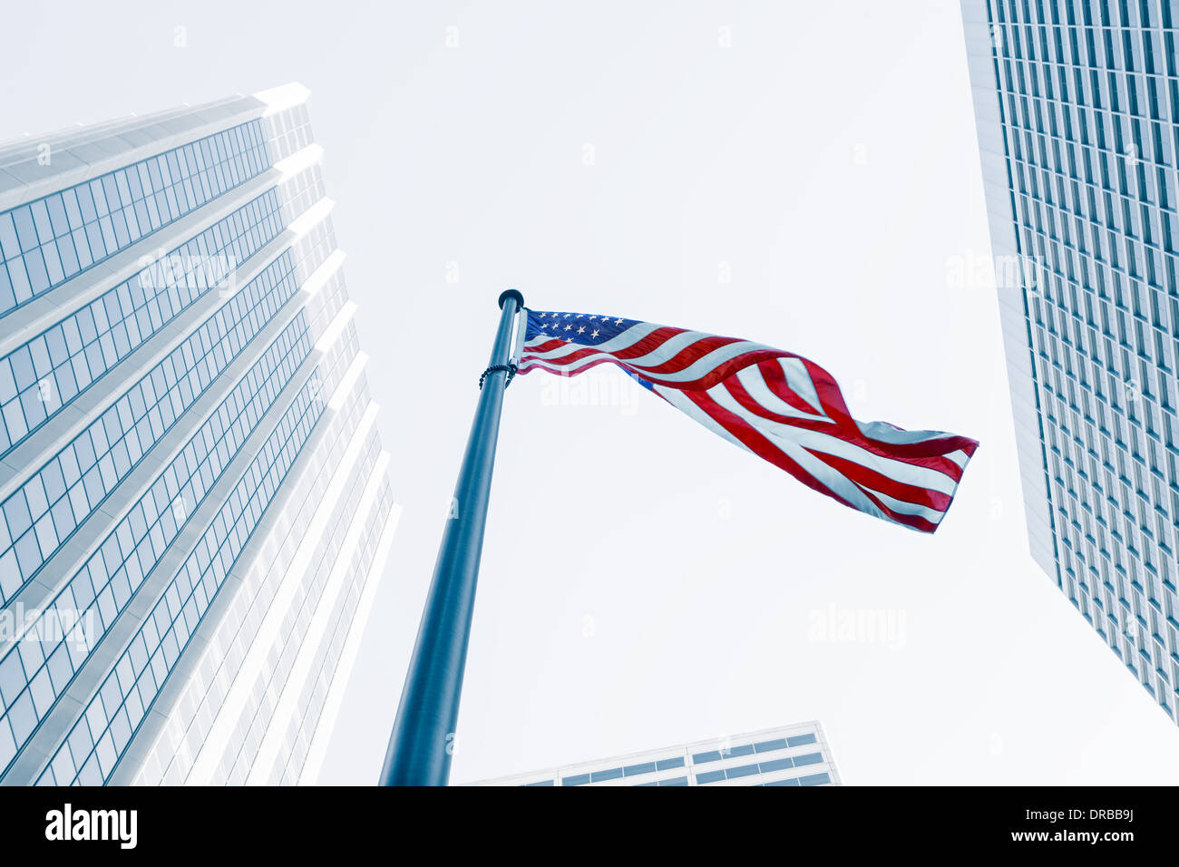 Vista della bandiera americana su edificio blu sullo sfondo Foto Stock