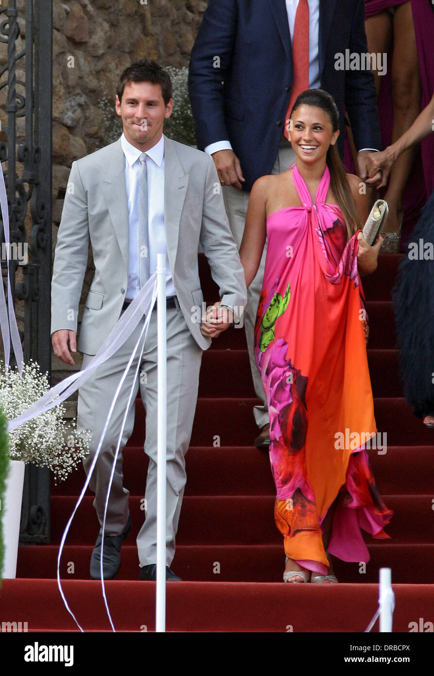 Lionel Messi e Antonella Roccuzzo il matrimonio di Andres Iniesta e Anna  Ortiz al castello di Tamarit Tarragona, Spagna - Credito 08.07.12  obbligatori: WENN.com Foto stock - Alamy