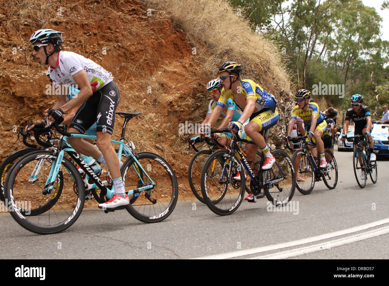 Campbelltown, Australia. 23 gen 2014. Carlos Verona Quintanilla (Omega Pharma Quick Step) indossa il giovane pilota jersey sulla salita del Re della montagna sulla strada del cavatappi nello stadio 3 del Santos Tour Down Under 2014 da Norwood di Campbelltown. Credito: Azione Sport Plus/Alamy Live News Foto Stock