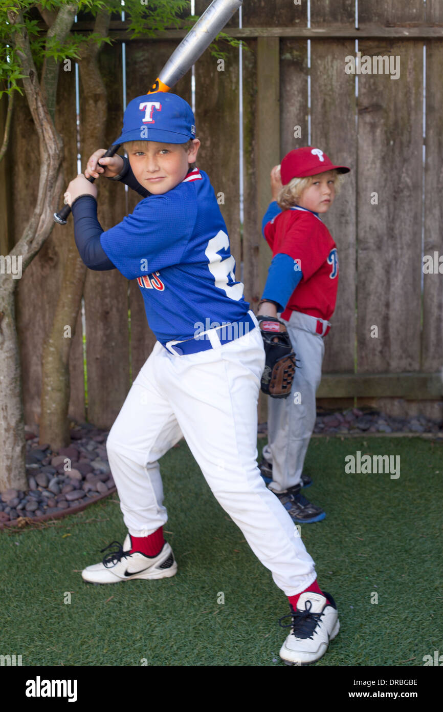 I ragazzi a giocare a baseball nel cortile posteriore Foto Stock