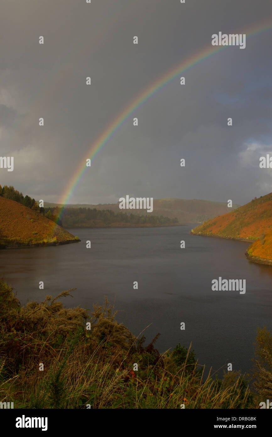 Rainbow su Llyn Clywedog serbatoio. Powys, Galles. Ottobre. Foto Stock