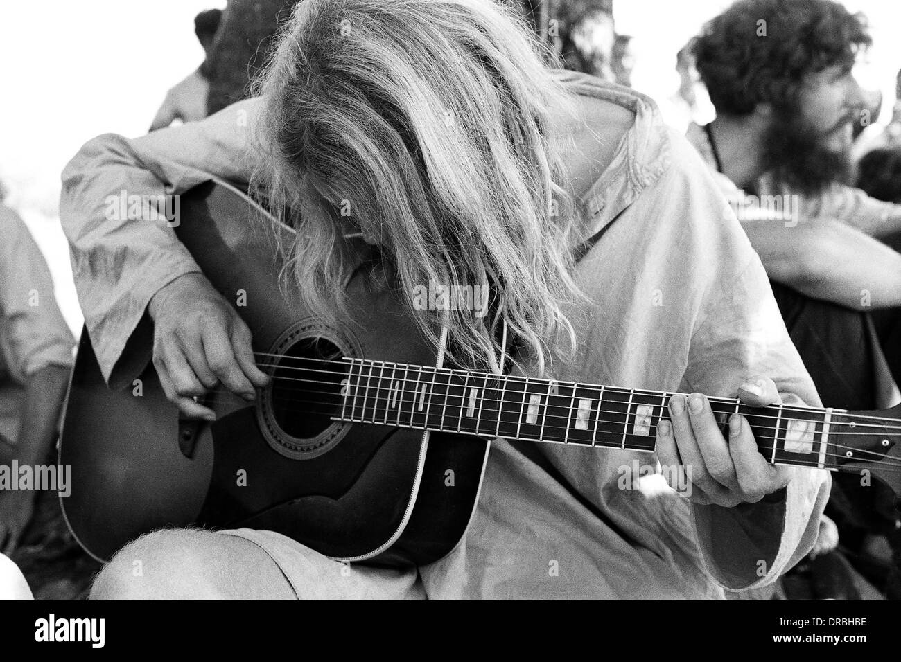 Bhagwan Rajneesh Osho devotee che suona la chitarra, Ambarnath, Bombay, Mumbai, Maharashtra, India, 1973, foto vecchia annata 1900s Foto Stock