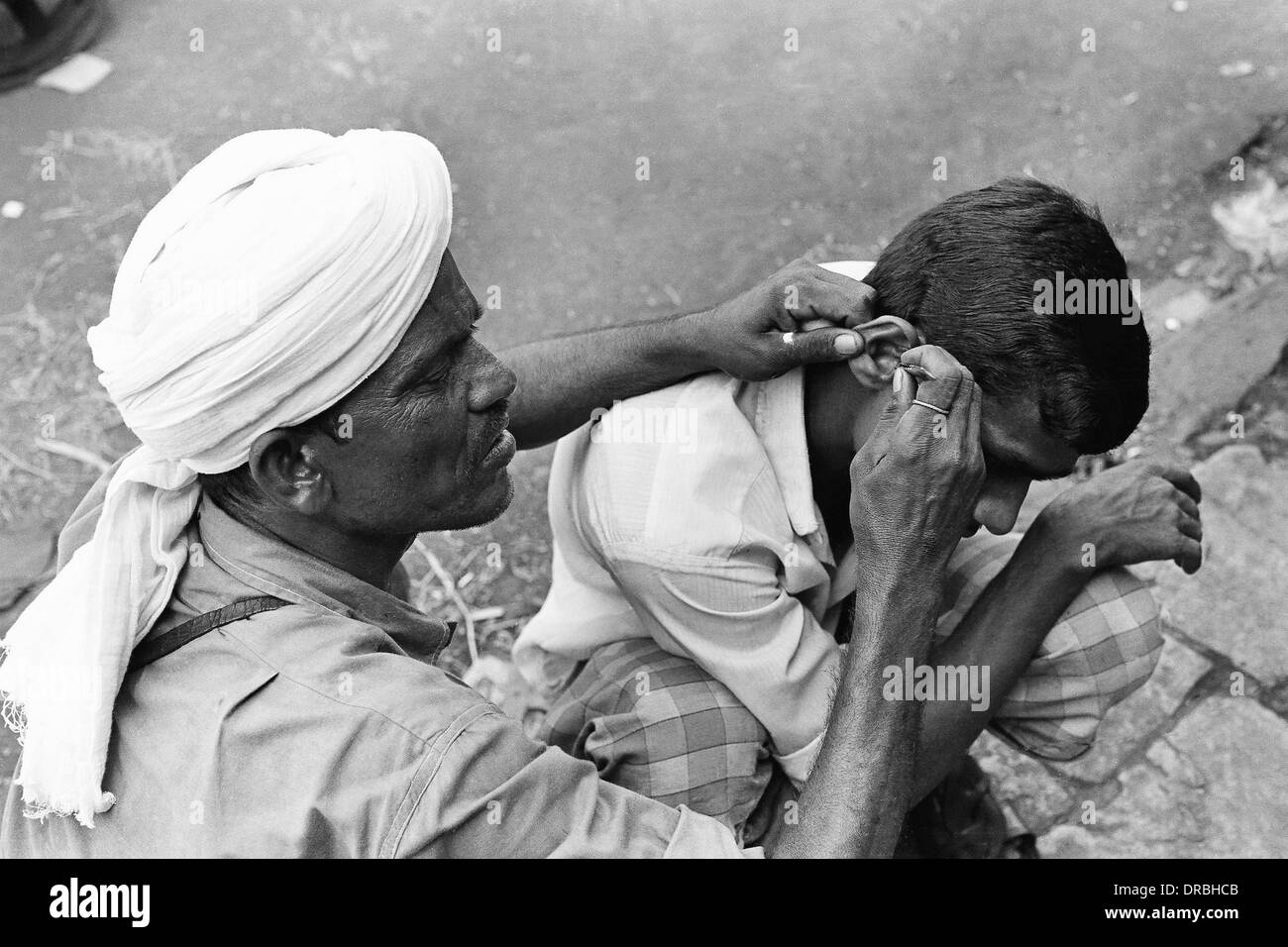 L'uomo orecchio cleaner, Mohammed Ali road, Mumbai, Maharashtra, India, 1976 Foto Stock