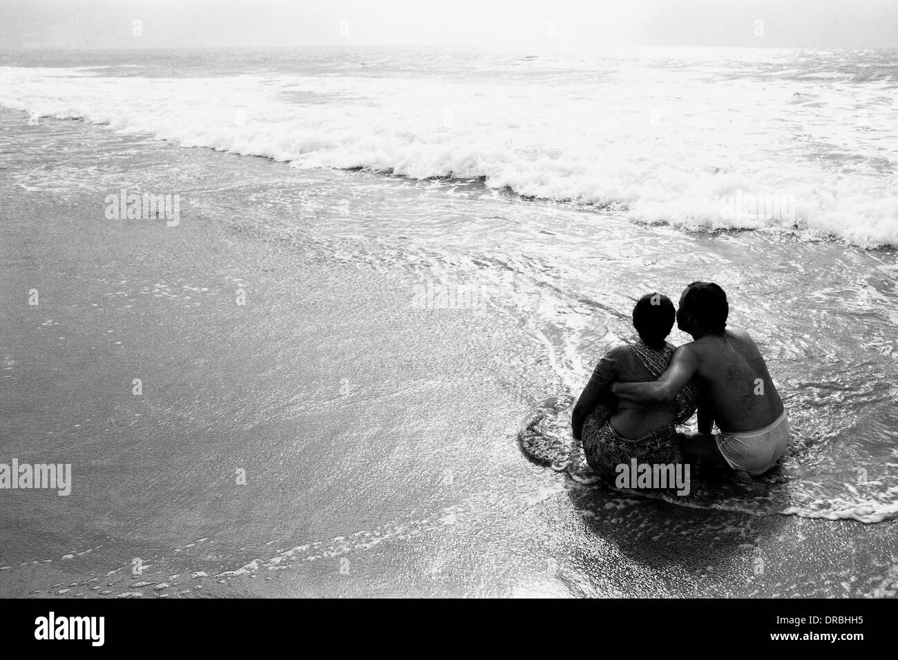 Coppia balneazione bagno santo tuffo in mare, Puri, Orissa, India, 1977, SIG. N. 313 Foto Stock