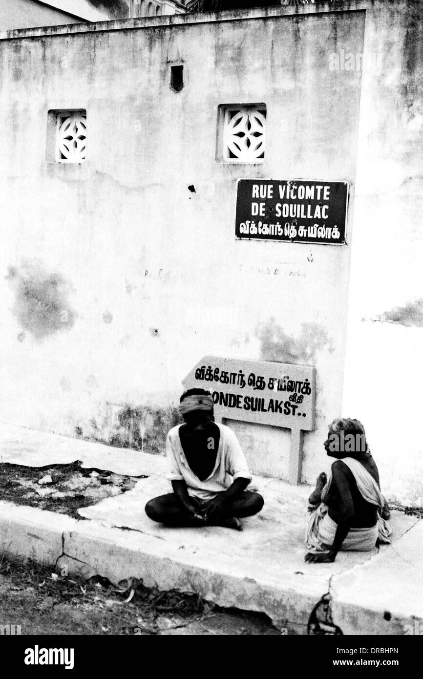 Giovane seduto su Rue Vicomte de Souillac, Auroville, Pondicherry, Tamil Nadu, India, 1979 Foto Stock