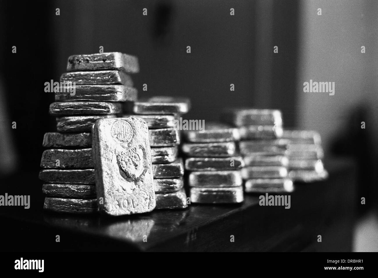Barre di corone d'argento metallo prezioso, Mumbai, Maharashtra, India, 1980, vecchia immagine dell'annata 1900s Foto Stock