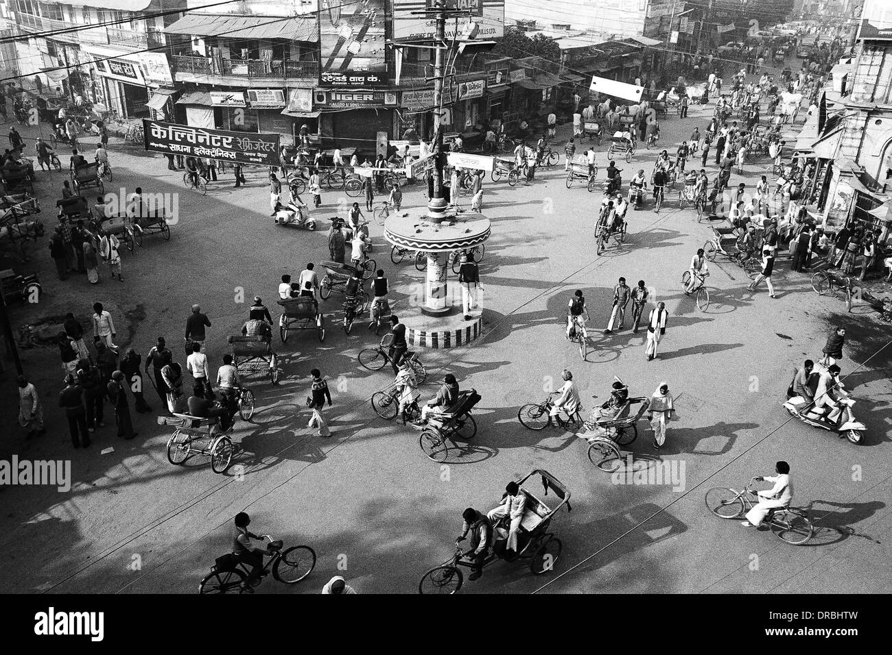Cicli di caos rickshaws al City Road intersezione, Varanasi, Uttar Pradesh, India, 1982 Foto Stock