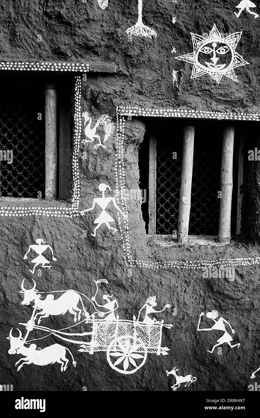 Warli dipinti a muro display nel ristorante, Mumbai, Maharashtra, India, 1982 Foto Stock