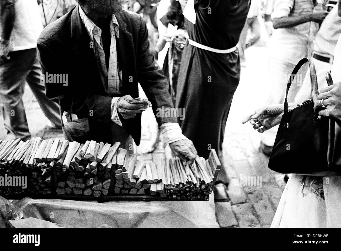 Bastoncini di legno di sandalo in vendita su Parsi Anno nuovo, Mumbai, Maharashtra, India, 1983 Foto Stock