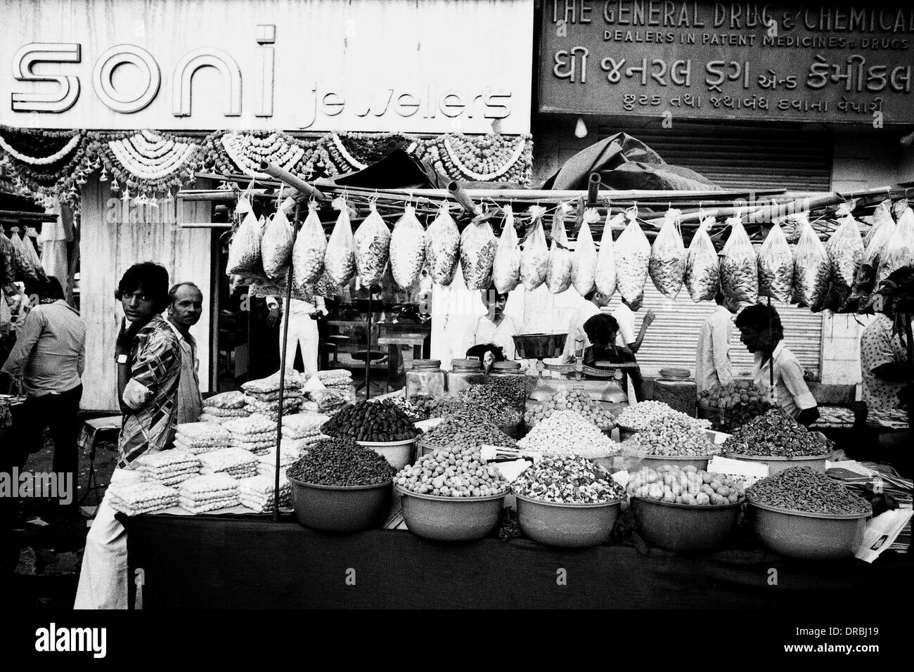 Gioielliere e frutta secca di contrasto del fornitore, Zaveri Bazaar, Mumbai, Maharashtra, India, 1983 Foto Stock