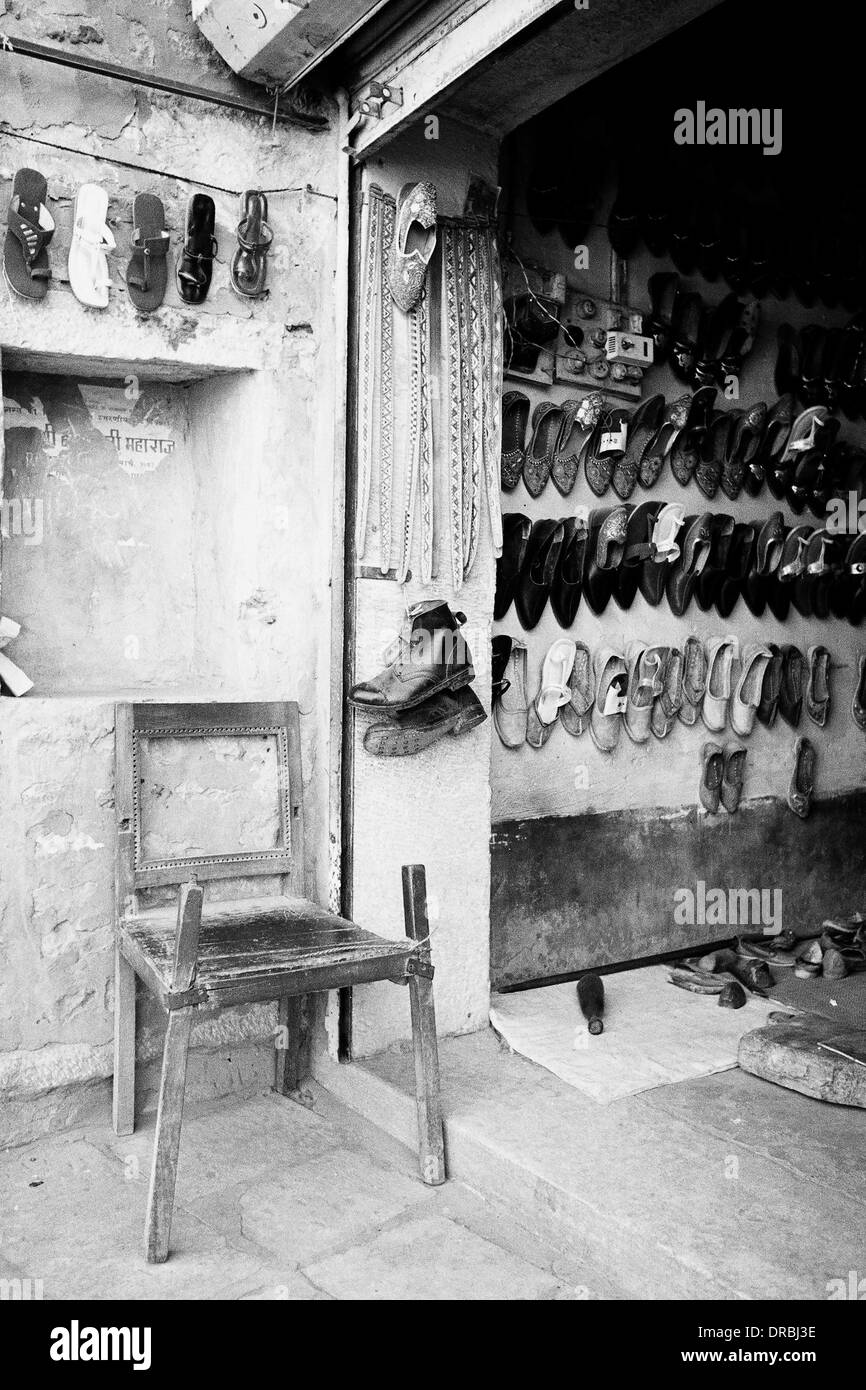 Sedia e negozio di scarpe, Jaisalmer, Rajasthan, India, 1984 Foto Stock