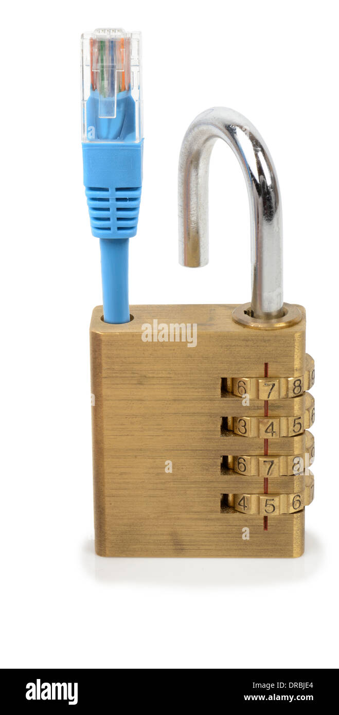 Concetto di sicurezza di rete un lucchetto e un cavo di connessione alla rete isolata su uno sfondo bianco Foto Stock