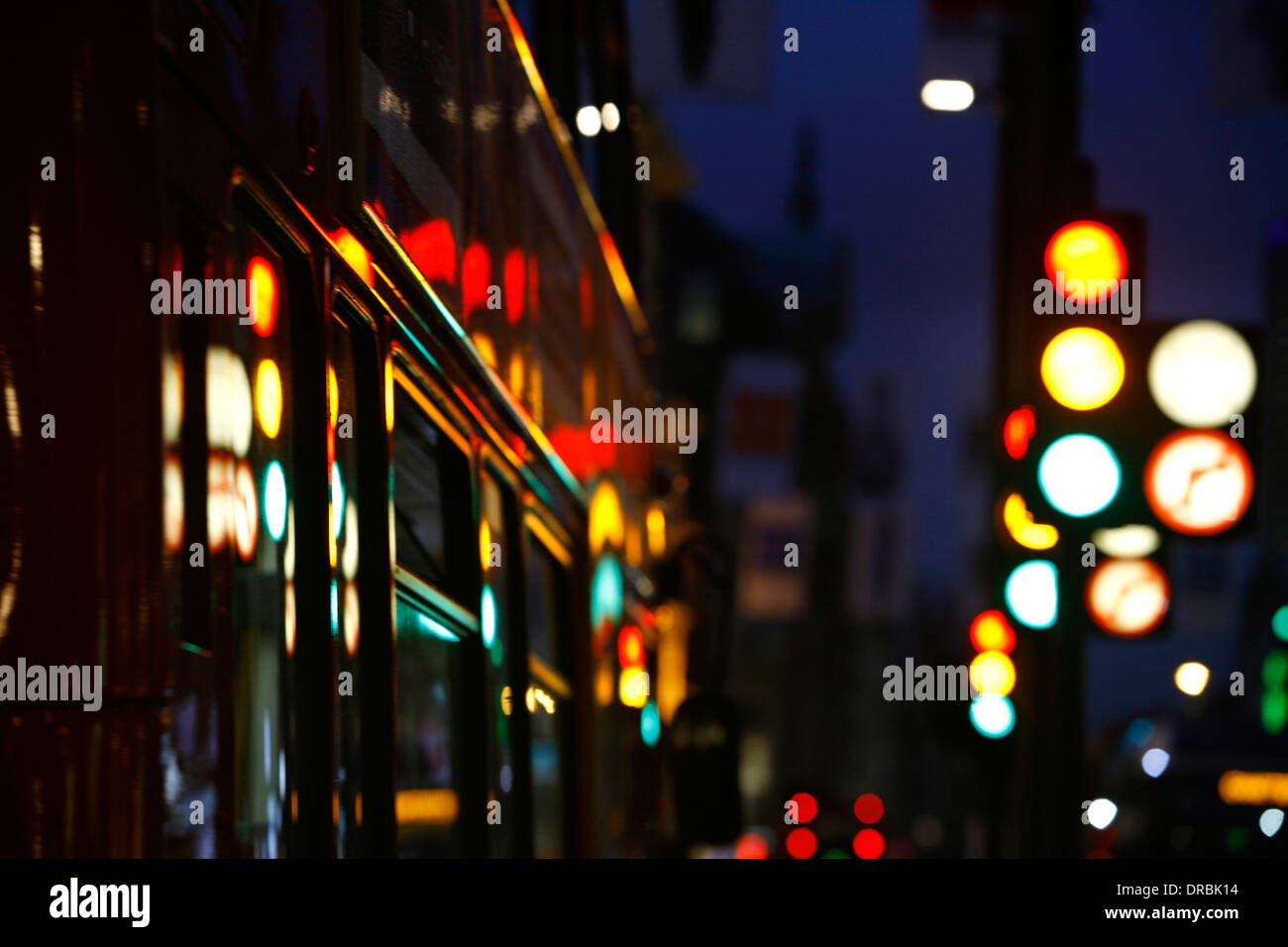 Semaforo riflette il lato di un autobus a due piani su Oxford Street, London, Regno Unito Foto Stock