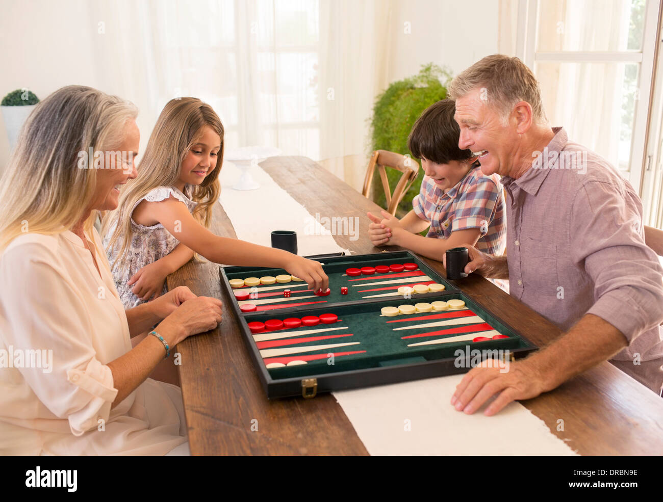 Nonni e nipoti giocare a backgammon Foto Stock
