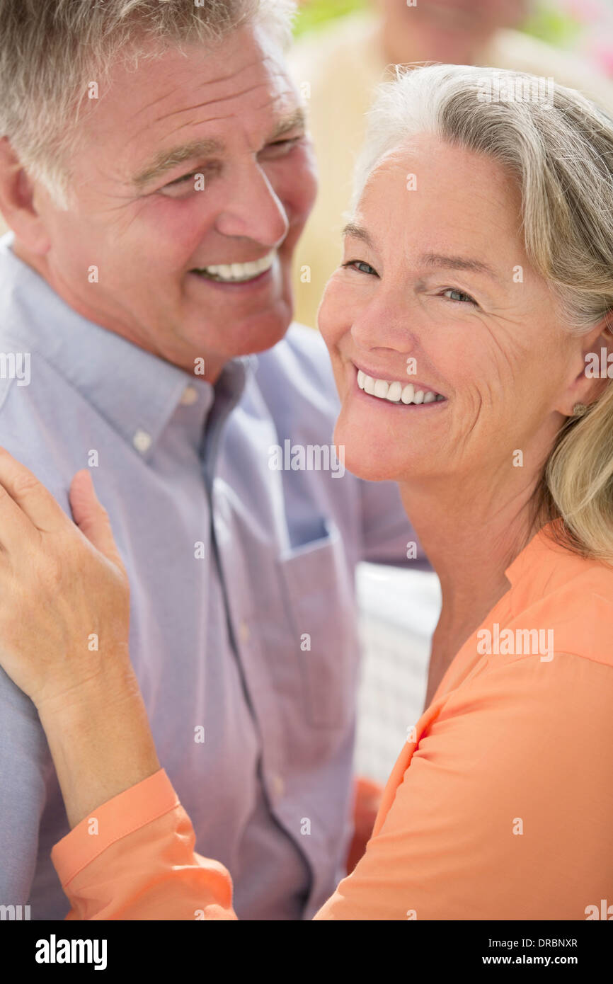 Felice coppia senior avvolgente Foto Stock