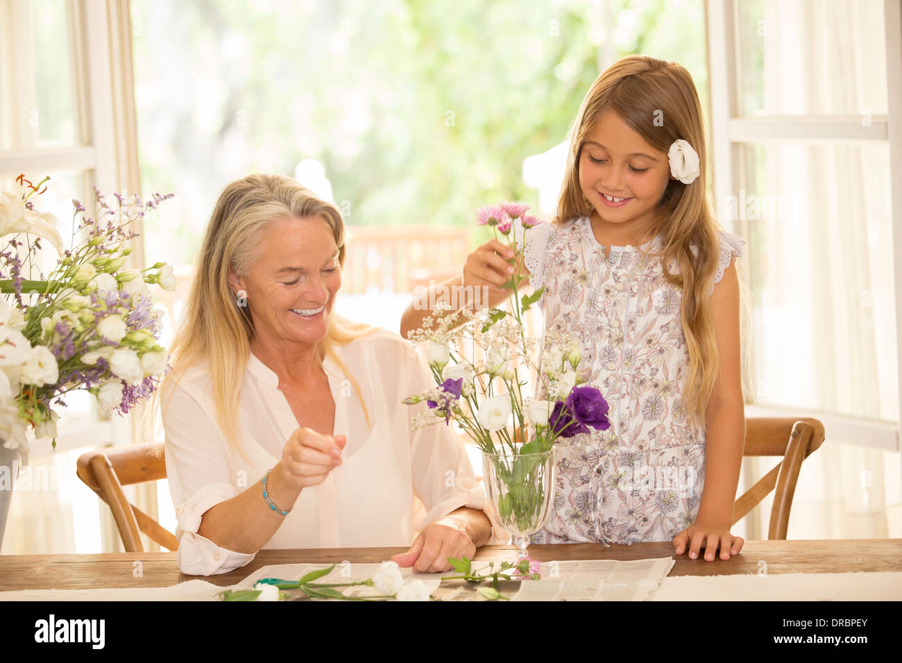 Nonna e nipote disponendo dei fiori Foto Stock