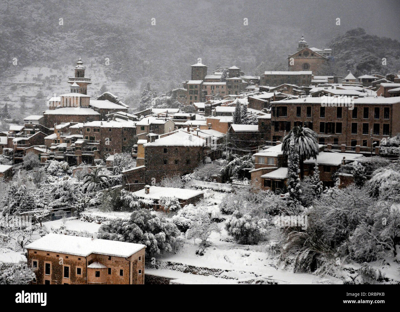 Neve in Valldemossa. Un villaggio situato nella Serra de Tramuntana a nord di Mallorca. Foto Stock