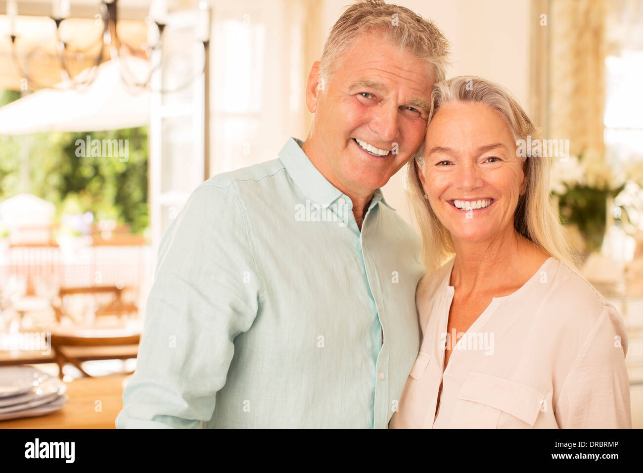 Anziana coppia sorridente in ambienti interni Foto Stock