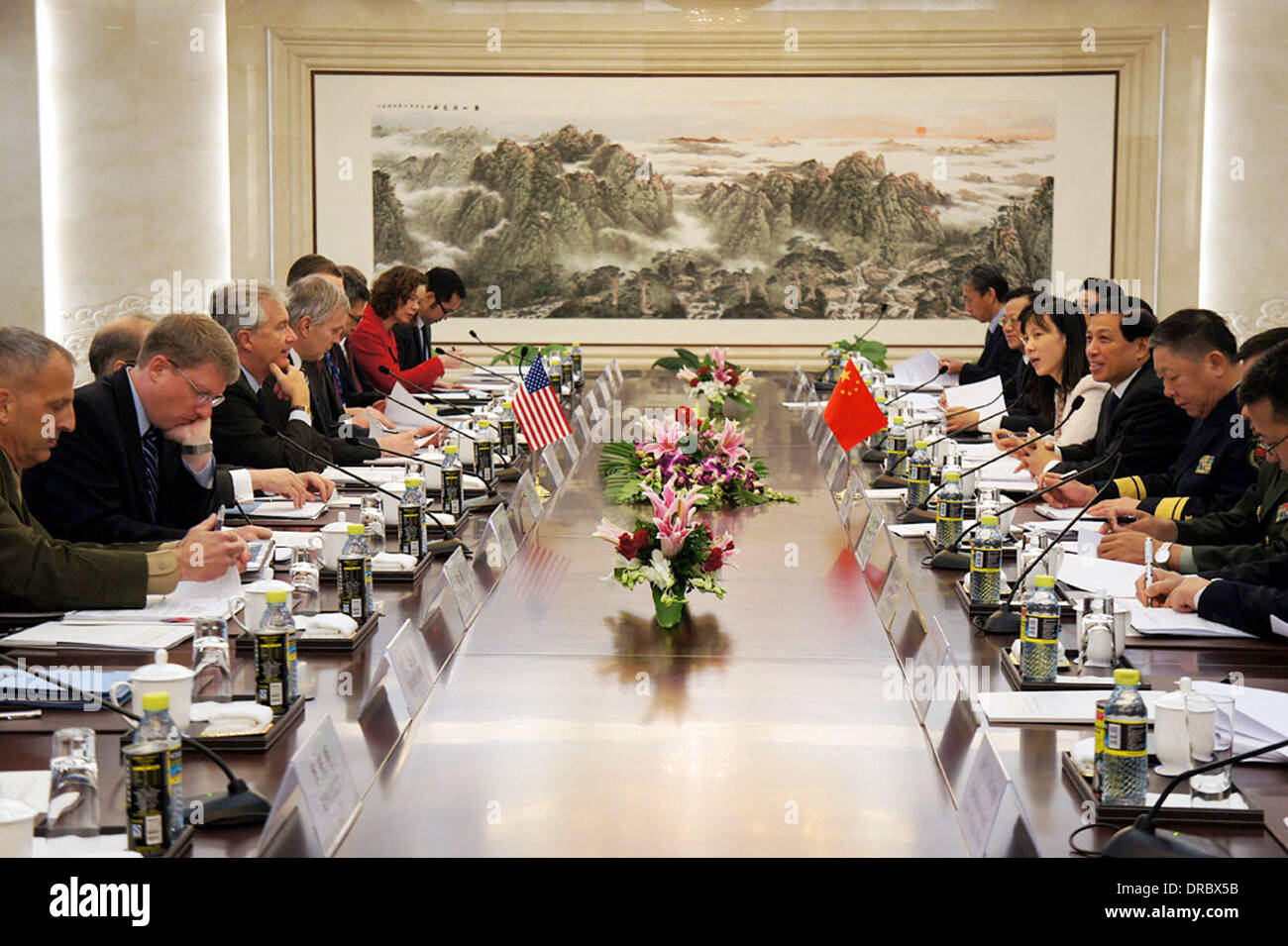 (140123) -- Pechino, 23 gennaio, 2014 (Xinhua) -- cinese il Vice Ministro degli Esteri Zhang Yesui 4 (R) e degli Stati Uniti in visita Il vice Segretario di Stato William Burns (4 L) co-presiede la riunione "intersessione" della Cina-STATI UNITI Sicurezza strategica il dialogo a Pechino Capitale della Cina, 23 gennaio, 2014. (Xinhua) (Ry) Foto Stock