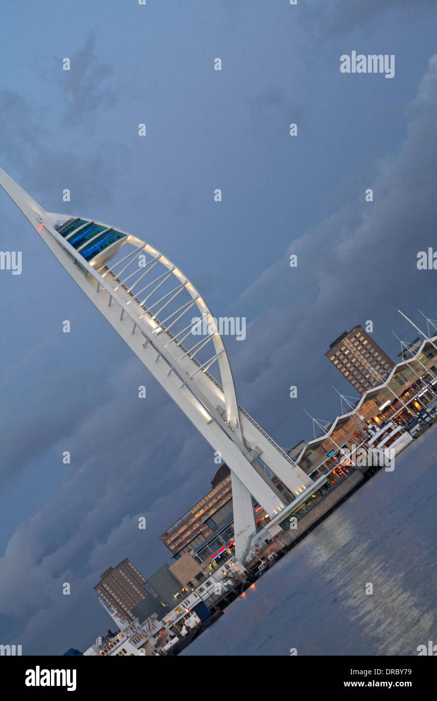 Portsmouth Spinnaker Tower e Gunwharf Quays - skyline di Portsmouth al tramonto a gennaio a Portsmouth, Hampshire UK Foto Stock