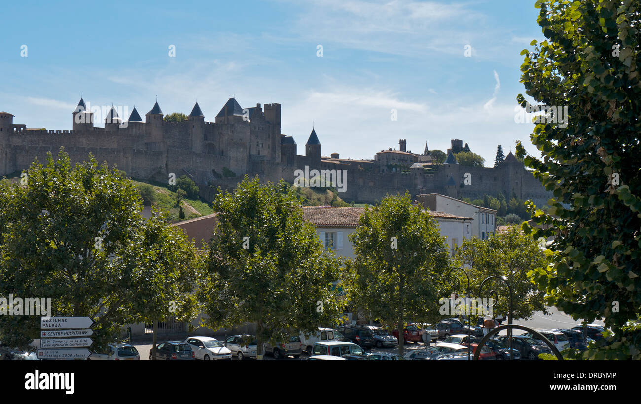 La storica Cittadella di Carcassonne nel sud della Francia contro un cielo blu Foto Stock