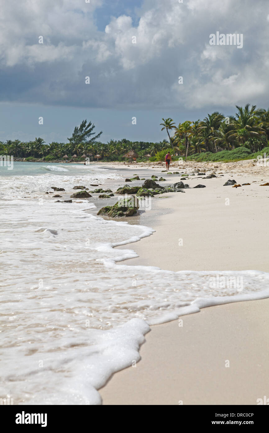 La spiaggia di sabbia bianca di surf e del mare dei Caraibi a Riviera Maya Riviera Maya Cancun Penisola dello Yucatan Messico America del Nord Foto Stock