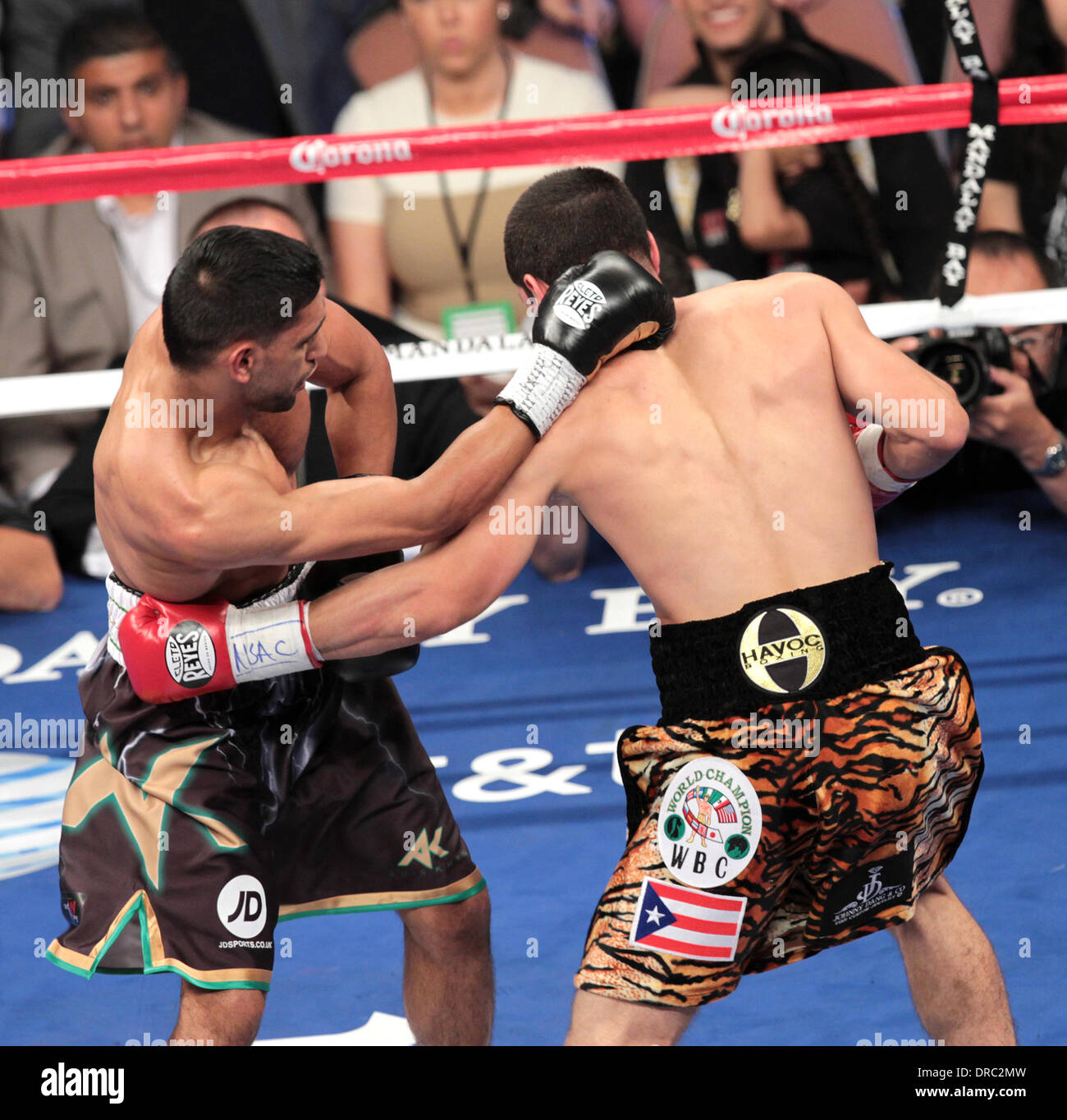 Amir Khan e Danny Garcia Amir Khan vs. Danny Garcia WBC/WBA Super leggero e anello vacante Magazine Junior Welterweight titolo di lotta al Mandalay Bay Events Centre di Las Vegas, Nevada - 14.07.12 Foto Stock