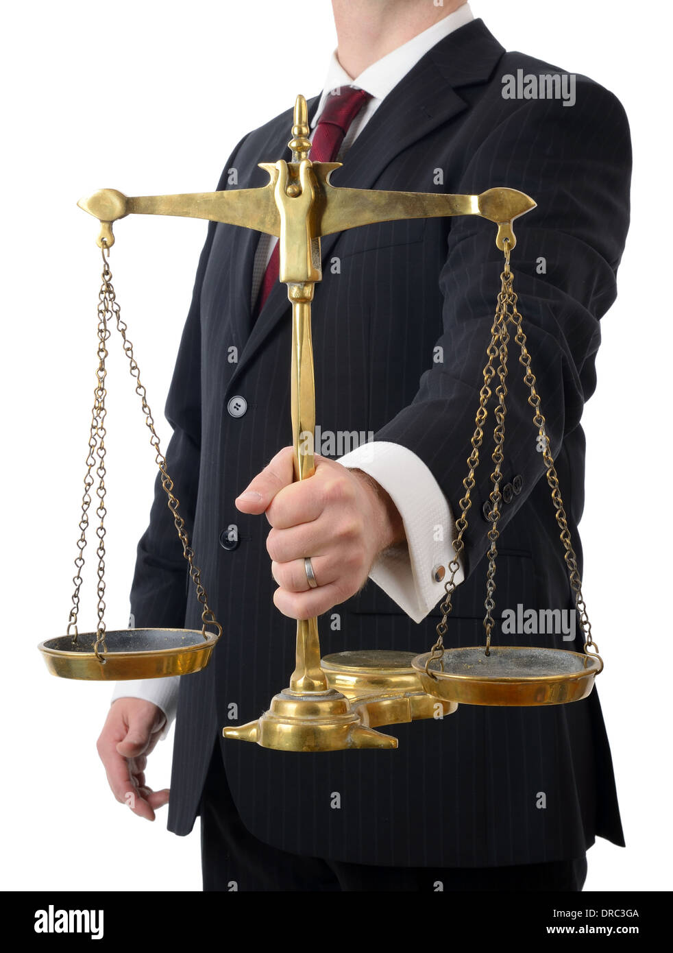 Un avvocato tenendo la bilancia della giustizia isolati su sfondo bianco Foto Stock