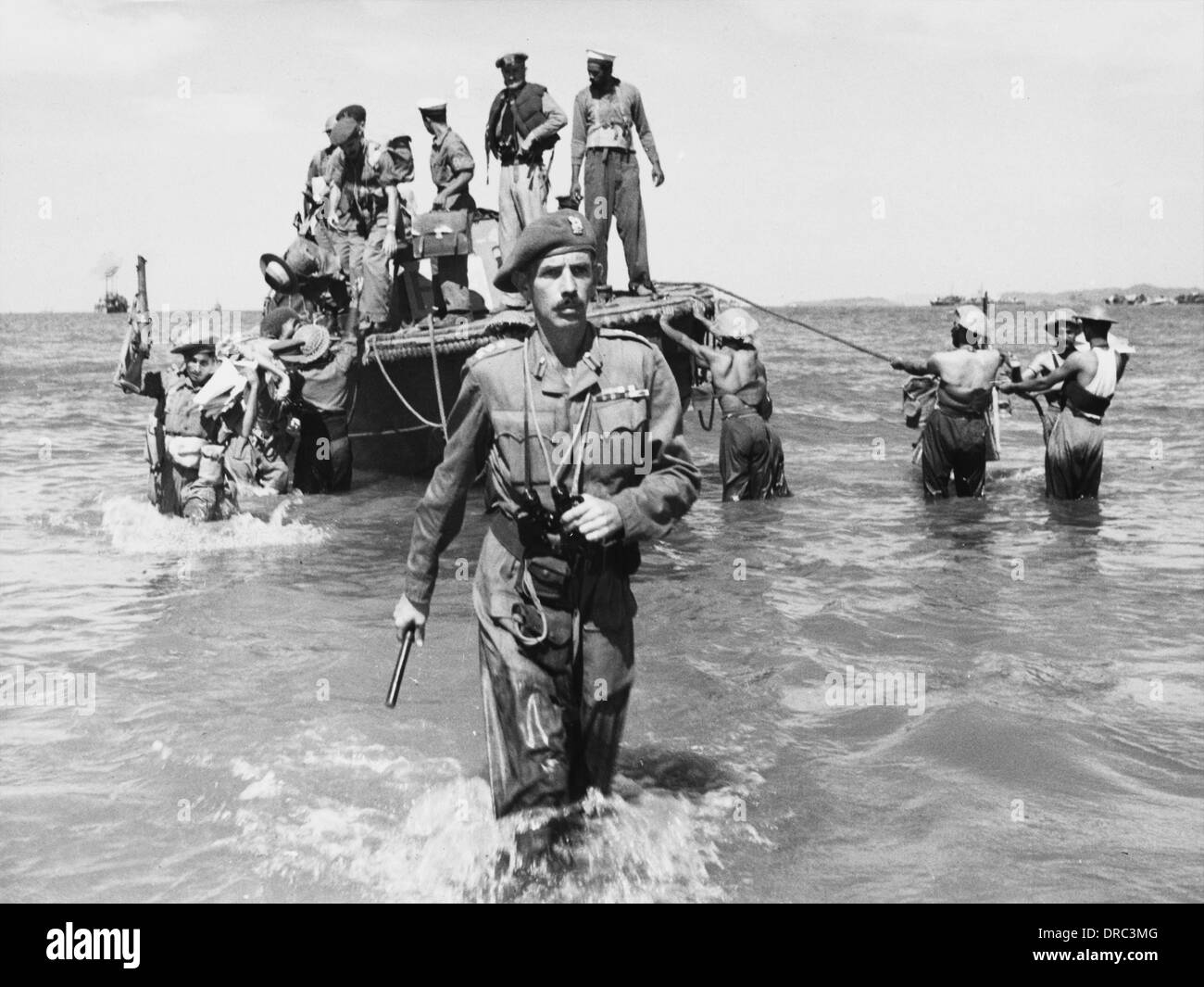 Il brigadiere Cotterill-Hill wades a terra - Birmania Foto Stock