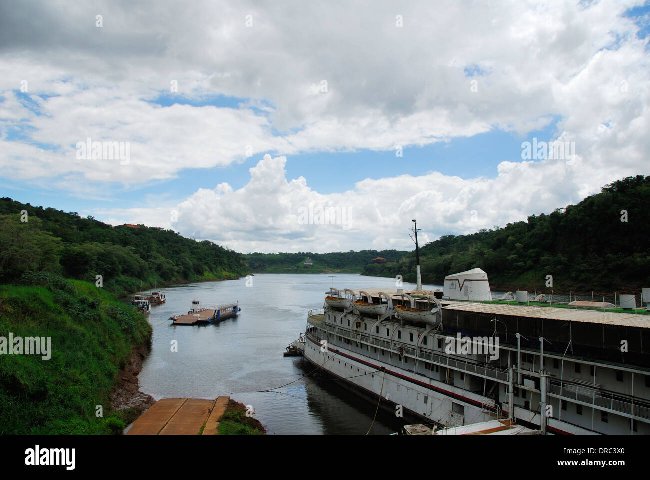 Nave in movimento attraverso il fiume Foto Stock